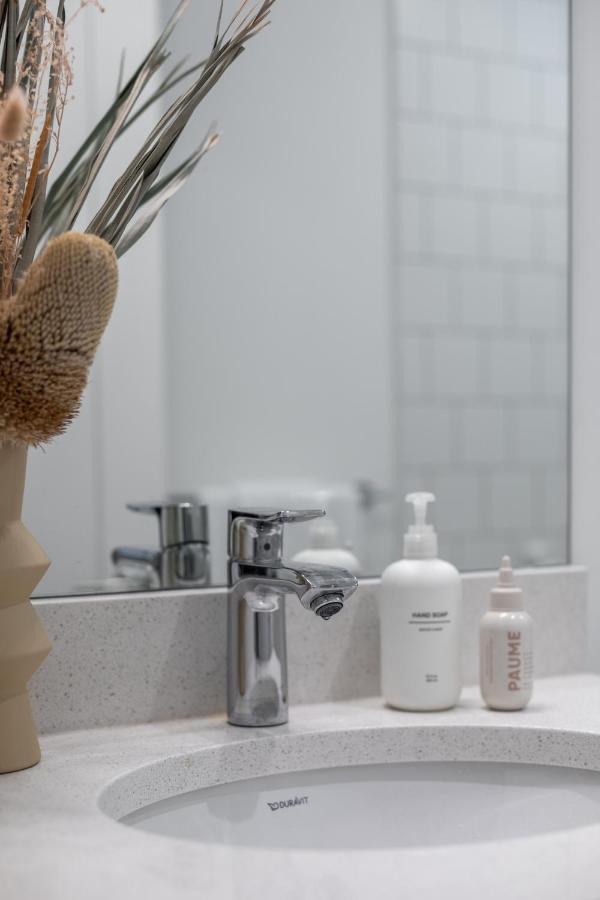 Welcome To Kinn Apartment - Lovely One Bedroom Vancouver Exteriör bild